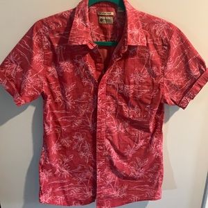 Men’s tropical short sleeved button down shirt.